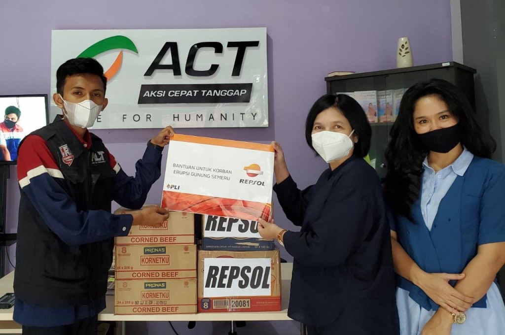 Repsol berikan bantuan kepada korban bencana alam Gunung Semeru melalui ACT. Repsol Indonesia