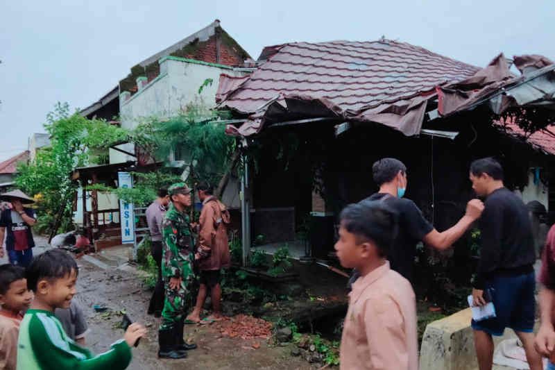  Kondisi rumah warga yang rusak akibat angin kencang di Kabupaten Majalengka, Jawa Barat. ANTARA/Ho BPBD Kabupaten Majalengka