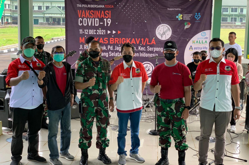 Tosca bekerja sama dengan BRIGKAV-1/A LIMPUNG ALUGORO Pondok Jagung, Tangerang Selatan, untuk menggelar vaksin bagi warga sekitar dan anggota Tosca pada 11-12 Desember 2021. 