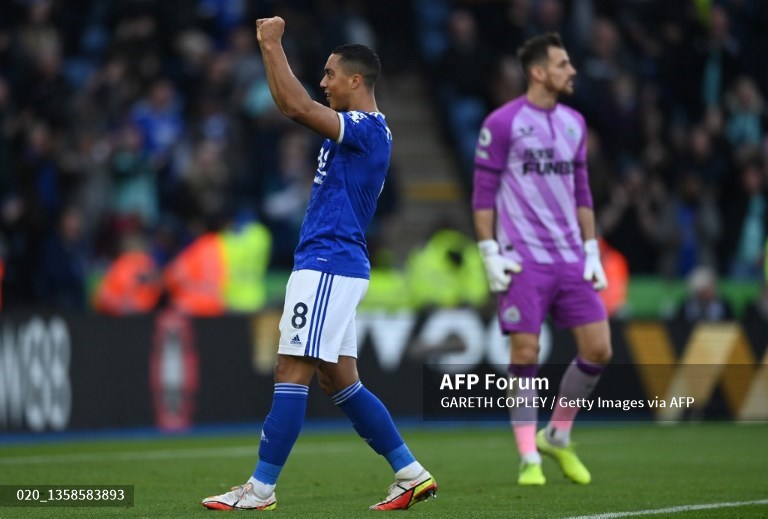 Gelandang Leicester City, Youri Tielemans, merayakan golnya ke gawang Newcastle United (AFP/Gareth Copley)