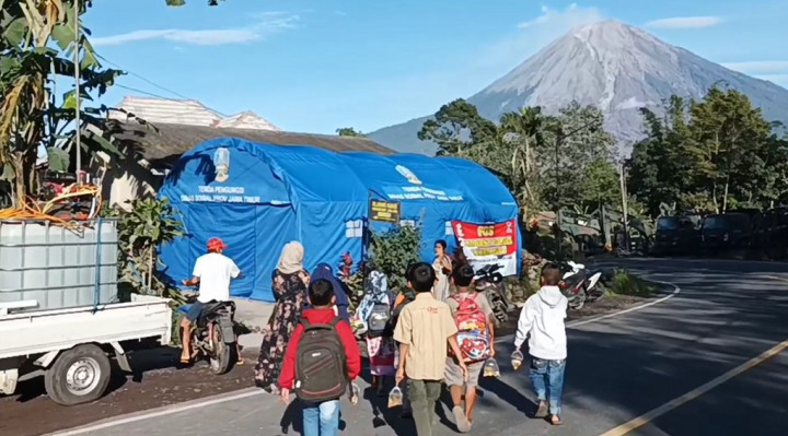 Hari Ini, Pengungsi Erupsi Semeru Kembali Bersekolah di Tenda Darurat