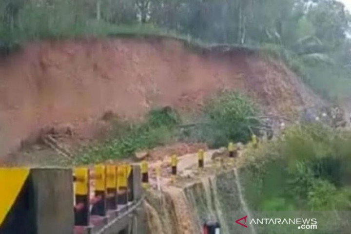 Jalan Nasional Labuan Bajo-Ruteng Putus Tertimbun Longsor