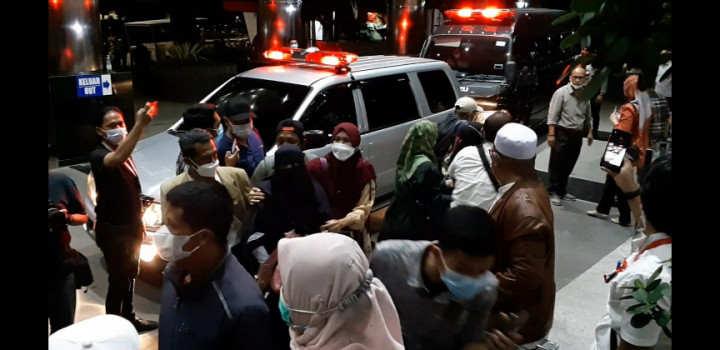 Keluarga Histeris Saat Anggota DPRD Muara Enim Digiring ke Rutan