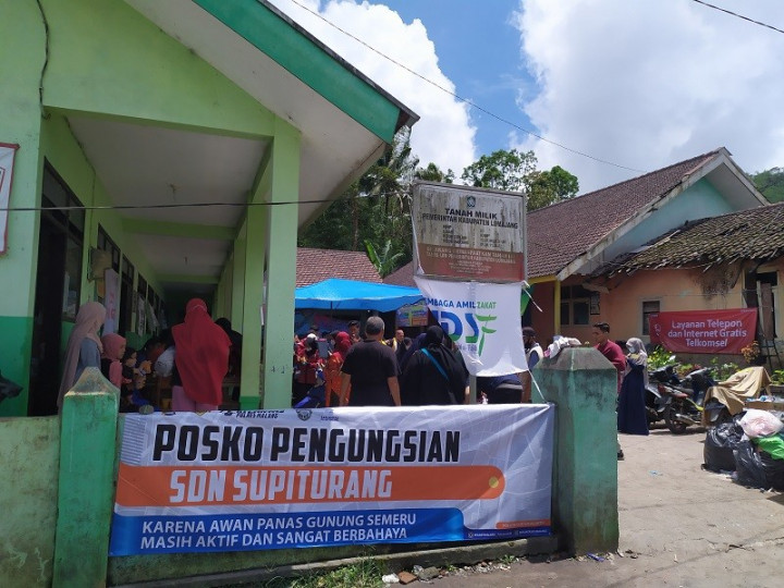 Pemprov Sumbar Kirim 1,5 Ton Rendang untuk Pengungsi Erupsi Semeru