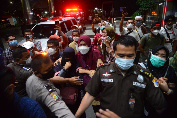 Tangisan Keluarga Saat Anggota DPRD Muara Enim Dibawa ke Rutan