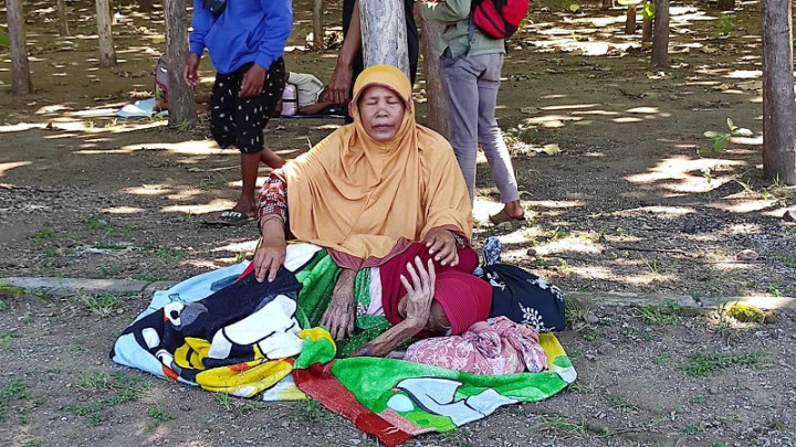Imbas Gempa NTT, Warga Sikka Memilih Tidur di Jalan