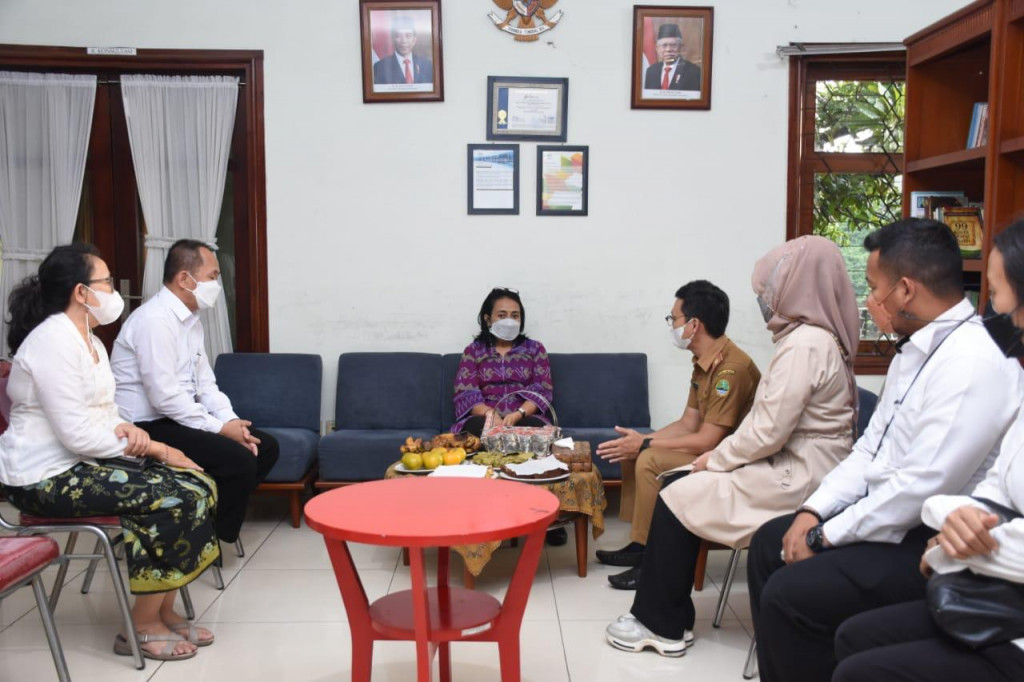 Menteri PPPA Bintang Puspayoga berdialog dengan perangkat daerah di Bandung terkait kasus pemerkosaan santri. Foto: Dok Kemen PPPA.