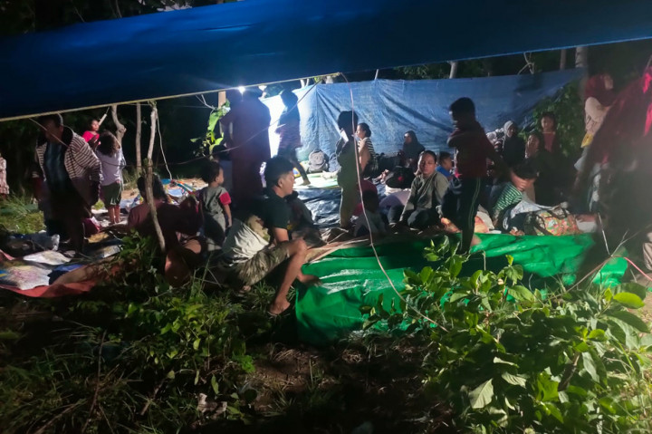 Takut Tsunami, Warga Kepulauan di Sikka Bermalam di Atas Bukit