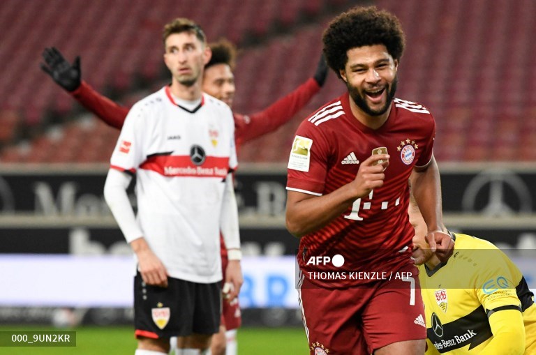 Winger Bayern Muenchen, Serge Gnabry, melakukan selebrasi usai membobol gawang Stuttgart (AFP/Thomas Kienzle)