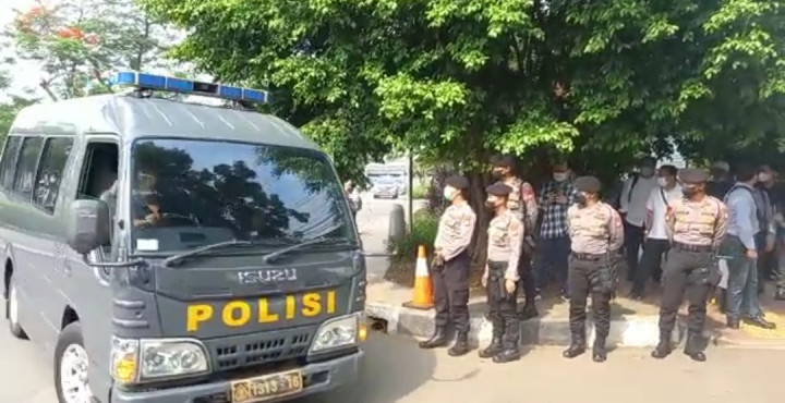 Munarman Hadir di PN Jaktim, Aparat Pertebal Pengamanan