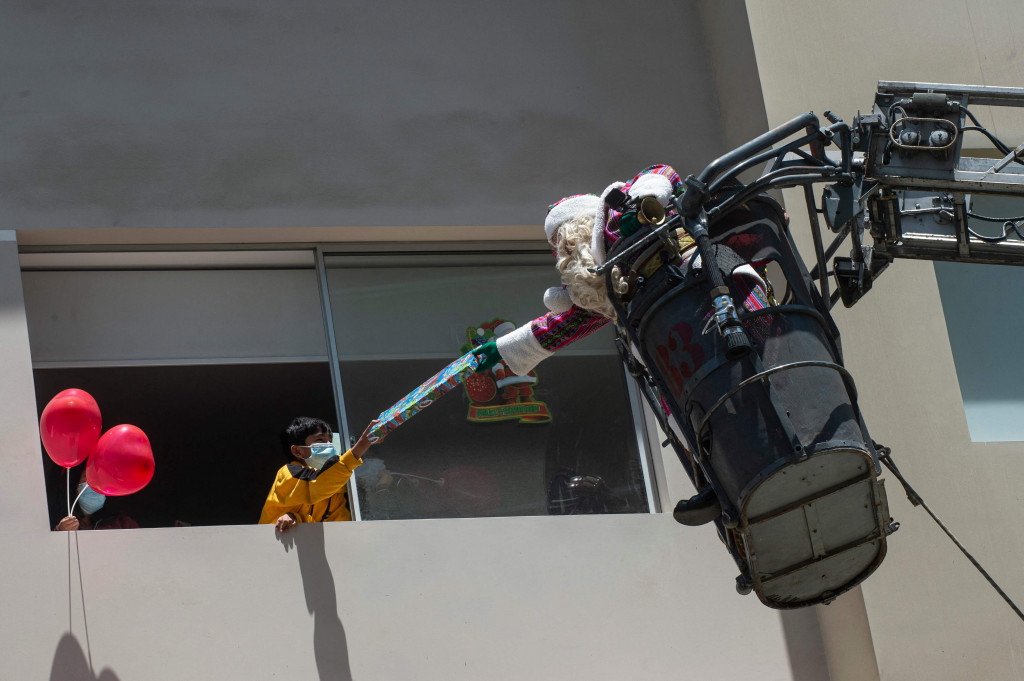 Aksi Unik Sinterklas di Peru Bagikan Hadiah untuk Pasien Covid-19 Anak