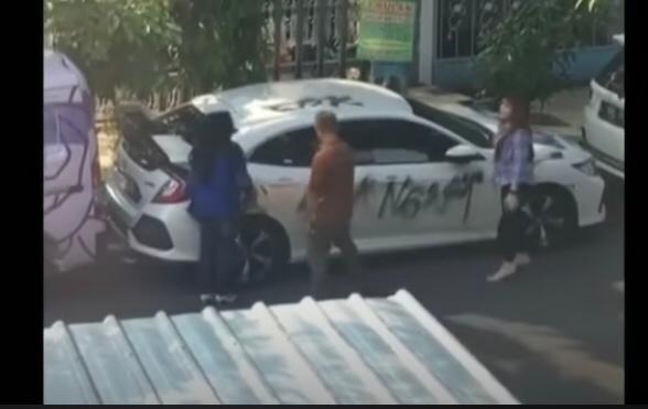 Viral! Mobil Sport Mewah Dicoret Warga karena Parkir Sembarangan