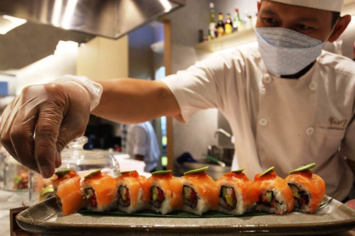 Chef Maeda sedang menata sajian sushi (Foto: Dok Sushi Kaiyo)