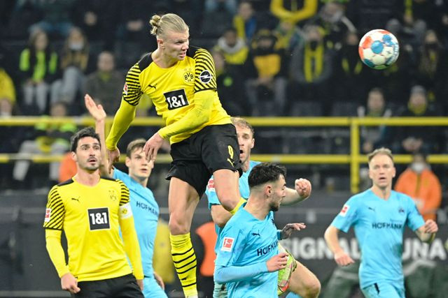 Erling Haaland saat mencetak gol kedua dengan tandukan di laga melawan tim juru kunci Greuther Fuerth-Foto AFP/INA FASSBENDER