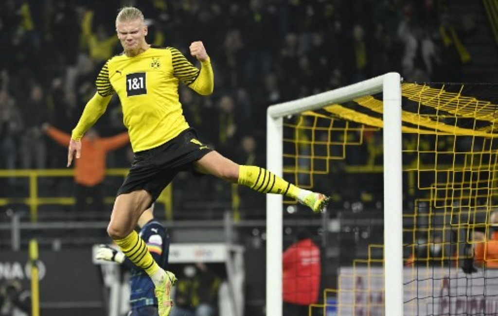 Selebrasi striker Borussia Dortmund Erling Haaland usai mencetak gol ke gawang Greuther Furth (Foto: AFP/Ina Fassbender)