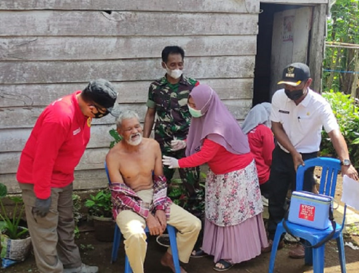 Percepatan Vaksinasi, BIN Bengkulu Menyambangi Lansia