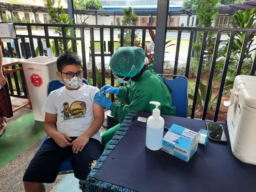 Salah satu siswa di Global Sevilla Pulomas yang sedang divaksin. Foto: Dok. Global Sevilla