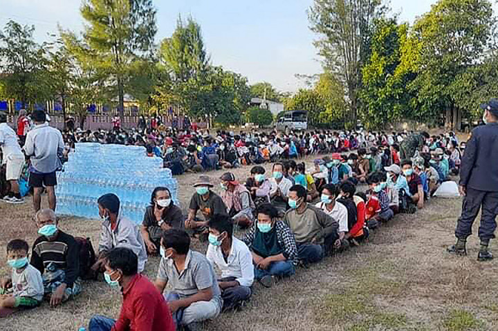 Foto: Ratusan Warga Myanmar Kabur ke Thailand