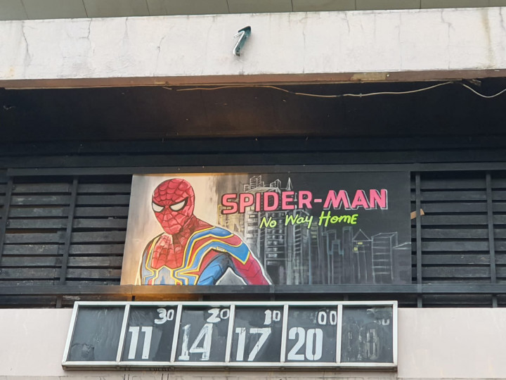 Viral Bioskop di Purwokerto Bikin Poster Film Spider-man Pakai Lukisan Tangan