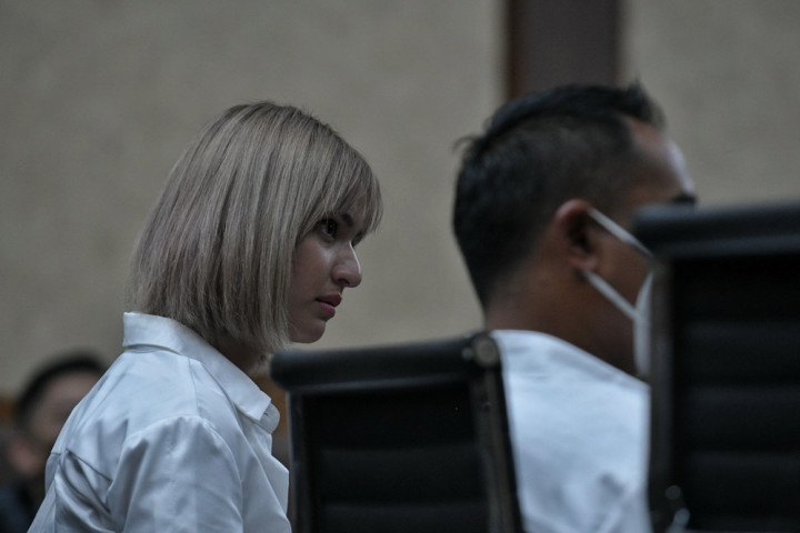 Hakim Heran Nia Ramadhani Mudah Buang Bekas <i>Nyabu</i> ke Tong Sampah