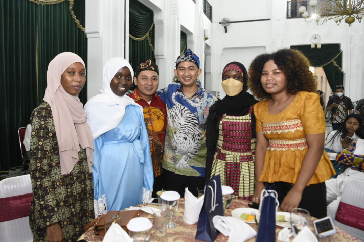 Lawan Pandemi, Pemuda Asia Afrika Gelar <i>Fashion Show</i>