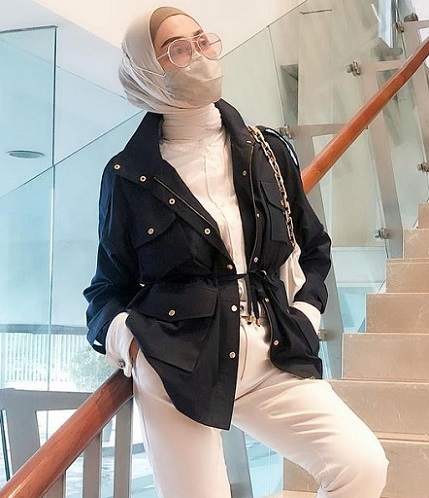 5 Gaya Busana Monokrom Okky Asokawati yang Bisa Kamu Tiru