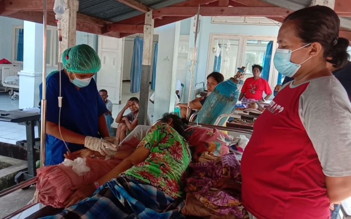 Khawatir Gempa Susulan, Ratusan Pasien Dirawat di Lorong RSUD Larantuka