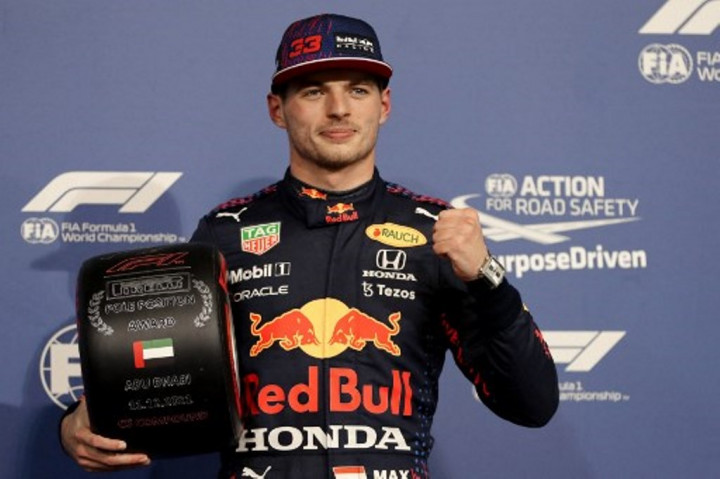 Angkat Trofi Juara F1, Verstappen: Tujuan Hidup Saya Tercapai!