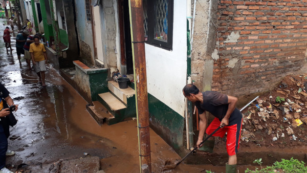 12 Jam Lebih Terendam, Warga Kampung Baru Mulai Bersihkan Endapan Lumpur