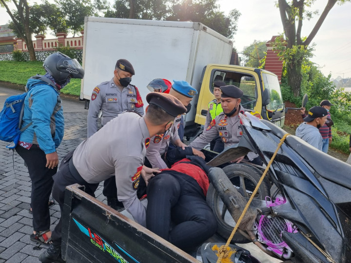 Anggota Danton Dalmas Polda Jateng Sigap Tolong Korban Kecelakaan