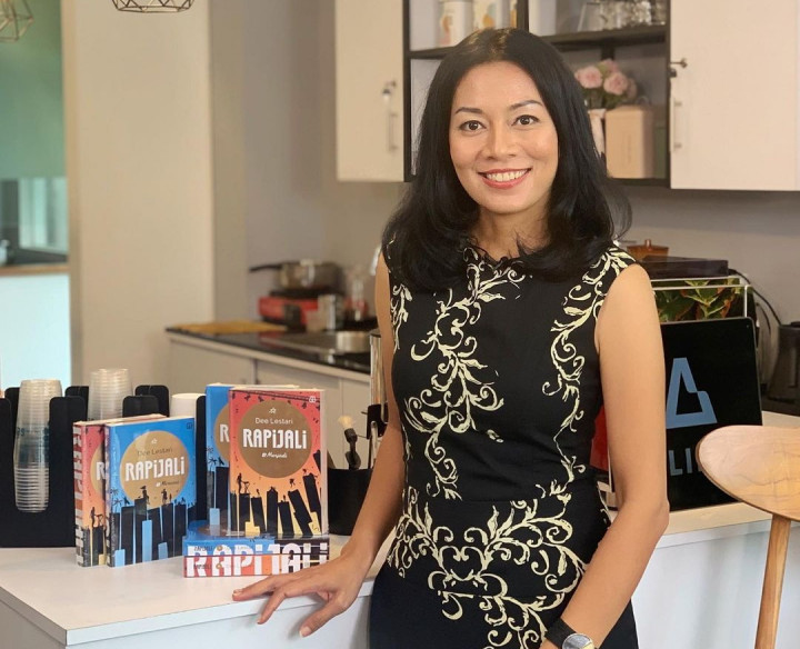 Dee Lestari Bingung Memilih Sebutan Penyanyi atau Penulis