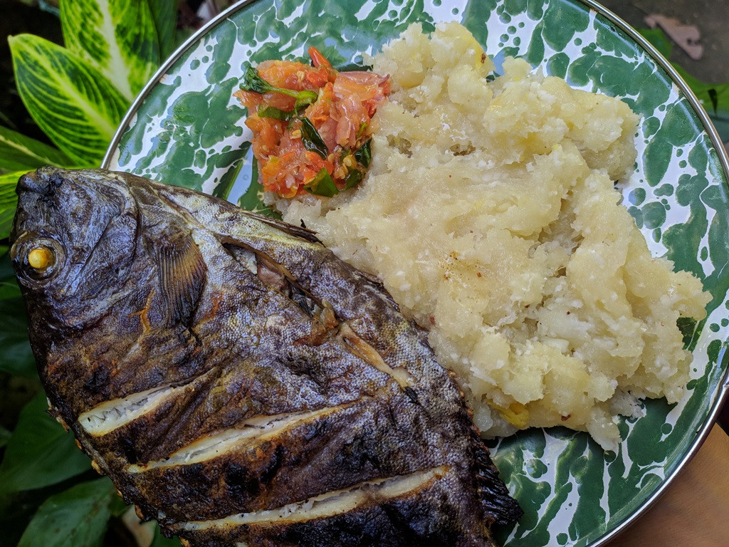 Alopa, olahan singkong parut yang dicampur kelapa cukur, lalu dikukus dan dimakan dengan ikan bakar dan dabu-dabu. Foto_ Zahra Khan (@bakulgoronto)