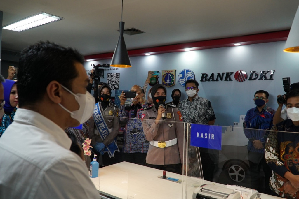 Bank DKI turut serta dalam perluasan akses penerimaan pembayaran pajak melalui kehadirannya di Gerai Samsat Pusat Grosir Cililitan. FOTO: Bank DKI