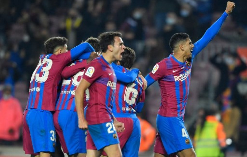 Selebrasi para pemain Barcelona usai meraih kemenangan atas Elche (Foto: AFP/Pau Barrena)