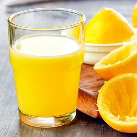 Ini resep jus lemon yang bisa juga cocok untuk minuman kamu saat sedang diet. (Foto: Dok. Endeus TV)