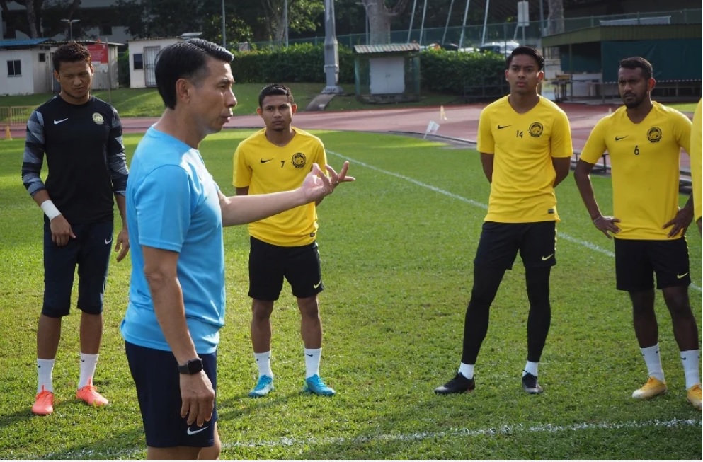 Pelatih timnas Malaysia, Tan Cheng Hoe, memberikan instruksi kepada para pemainnya. (Foto: Dokumentasi FAM)
