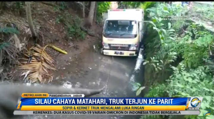 Gara-gara Sopir Silau Kena Cahaya Matahari, Truk Terjun ke Parit