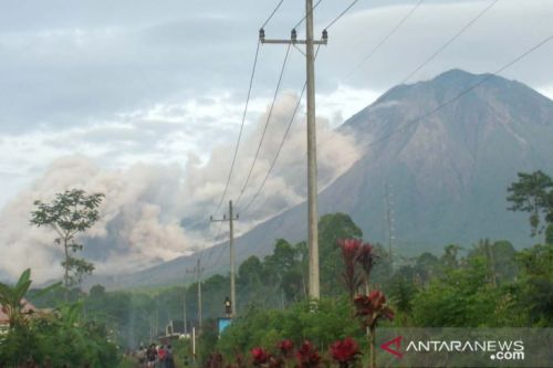Gunung Semeru 'Batuk' Lagi, Awan Panas Mengarah ke Besuk Kobokan