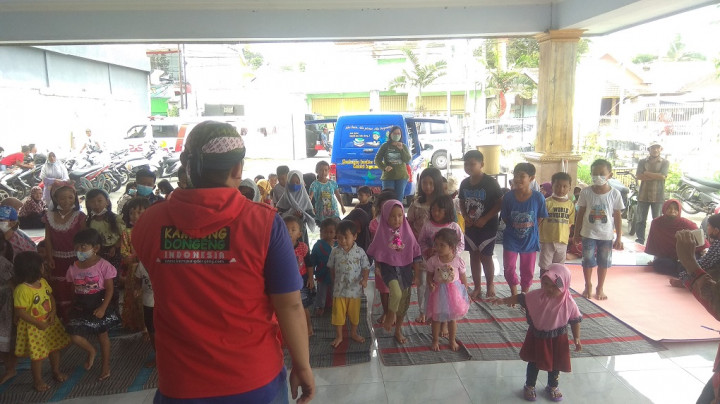 Komunitas Pendongeng Hibur Anak-anak  Pengungsi Erupsi Semeru