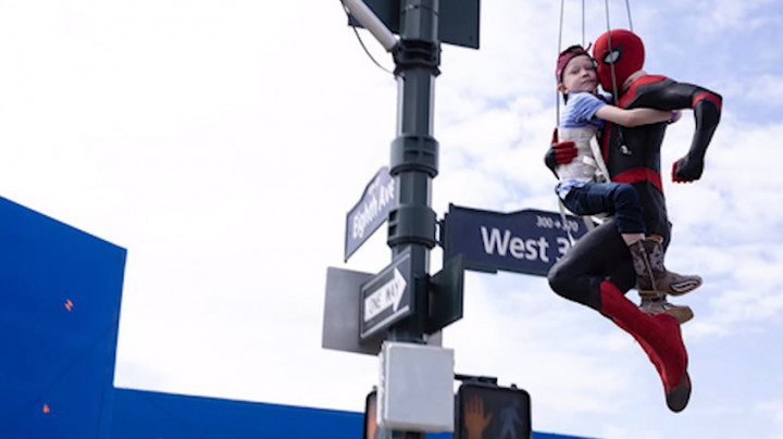 Tom Holland Ajak Penggemar Cilik Terbang Ala Spider-Man