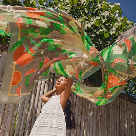 Koleksi pertama Katonvie ini hadir dengan motif botani asli Indonesia hasil kolaborasi dengan kurator serta seniman lokal yang sangat berbakat. (Foto: Dok. Instagram/@katonvie)