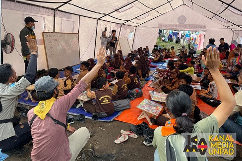 Relawan Unpad Beri Dukungan Psikososial untuk Anak-anak Penyintas Erupsi Semeru