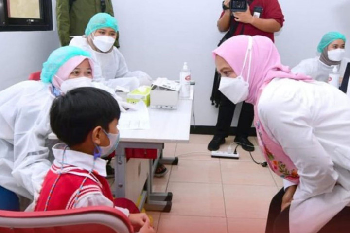 Momen Iriana Jokowi Tinjau Vaksinasi Covid-19 bagi Anak