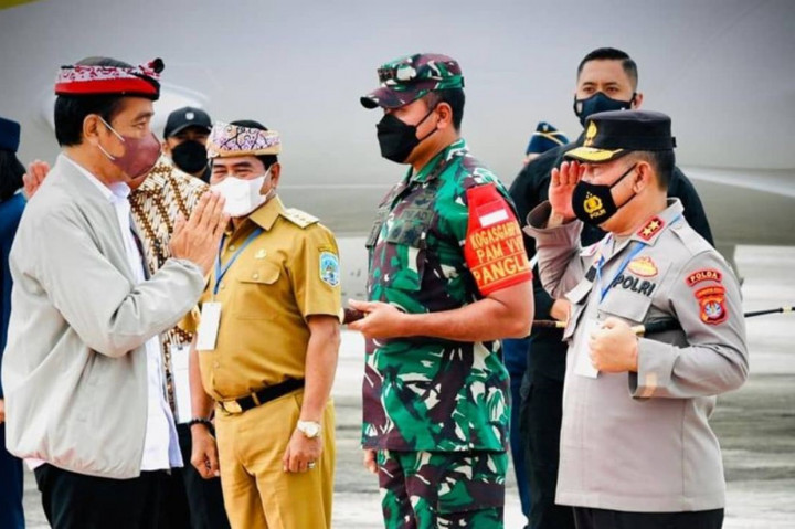 Foto: Tiba di Kaltara, Jokowi Diberi Ikat Kepala Khas Tarakan