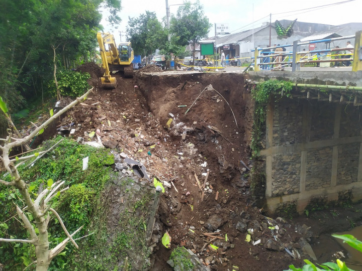 Pos Keamanan Ambruk Tergerus Longsor, Seorang Satpam Tertimbun