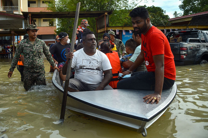 Militer Malaysia Berjibaku Evakuasi Warga Korban Banjir