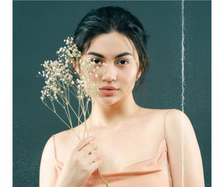 Viral Ariel Tatum Isap Rokok Garpit, Netizen: <i>Cees Aing!</i>