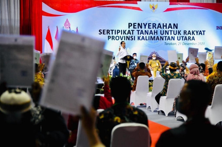 Jokowi Serahkan Sertifikat Hak Atas Tanah untuk Masyarakat Kaltara