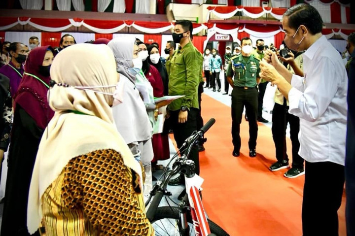 Momen Jokowi Kembali Bagikan Sepeda ke Warga Tarakan