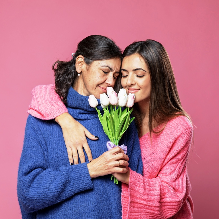 Cinta dan kasih seorang ibu tak ternilai harganya. (Foto: Freepik)